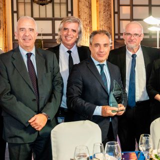 Photo of Valentina, from Business Development and Marketing, receiving the award in the name of Kaizen Softworks for being the top exporter of ICT services in 2020