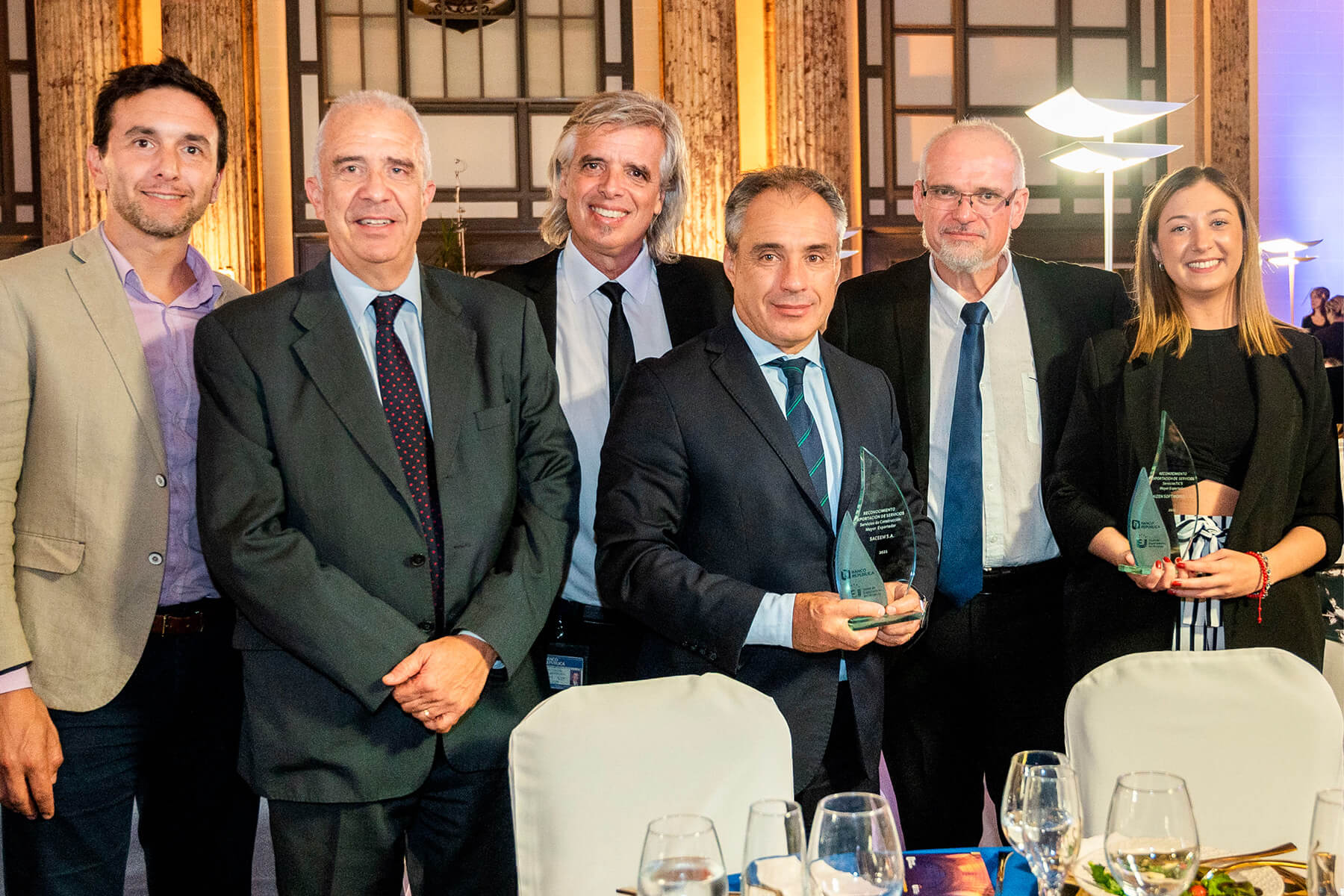 Photo of Valentina, from Business Development and Marketing, receiving the award in the name of Kaizen Softworks for being the top exporter of ICT services in 2020